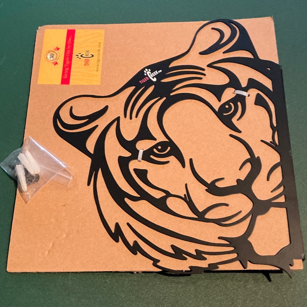Tiger Creek Metal Art Hanging Peeping Tiger Garden Ornament